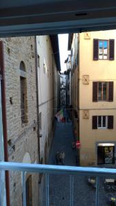 a narrow alleyway leads to a narrow alley way at Alighieri Loft in Florence