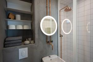 un baño con lavabo y espejo en Zen Apartment - Calea Victoriei, en Bucarest