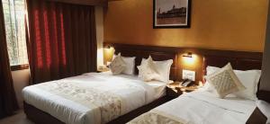 Postel nebo postele na pokoji v ubytování Hotel Crystal Luxury Inn- Bandra