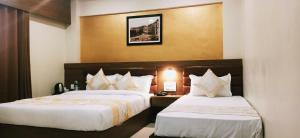 Postel nebo postele na pokoji v ubytování Hotel Crystal Luxury Inn- Bandra
