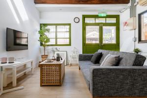 花莲市心香小屋的带沙发和桌子的客厅