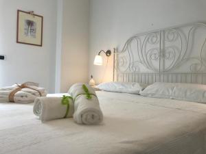 a bedroom with two beds with towels on them at Casa vacanze Borgo marinaro in Avola