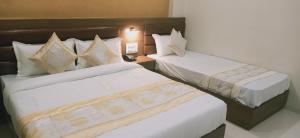 Postel nebo postele na pokoji v ubytování Hotel Crystal Luxury Inn- Bandra