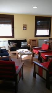 - un salon avec des canapés et des tables dans l'établissement Casa de San Cristóbal, à Teruel