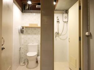 ein Badezimmer mit Toilette und Dusche in der Unterkunft Boundary Hostel and Cafe in Surat Thani + 37 Fotos