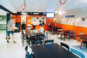 Un restaurante o sitio para comer en Adveniat Paris