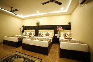 Rúm í herbergi á Hotel Ragavendra Rameswaram