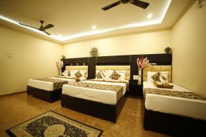 Hotel Ragavendra Rameswaram tesisinde bir odada yatak veya yataklar