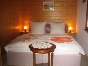 Cama ou camas em um quarto em Haus Güatli