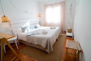 休达德亚Hostal Sa Posada Set Cales的一间卧室，床上有两条毛巾