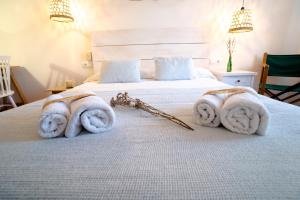 Hostal Sa Posada Set Cales客房内的一张或多张床位