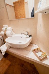 a bathroom with a sink and a mirror at Hostal Sa Posada Set Cales in Ciutadella