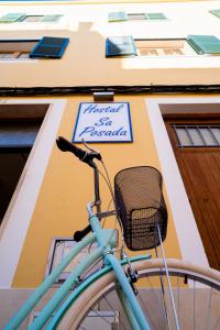 在Hostal Sa Posada Set Cales内部或周边骑自行车