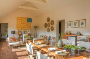 מסעדה או מקום אחר לאכול בו ב-Ololo Safari Lodge