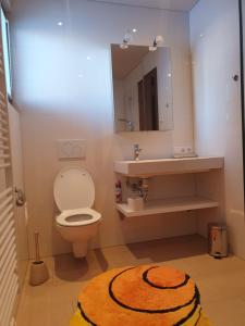 Ein Badezimmer in der Unterkunft Haus Güatli