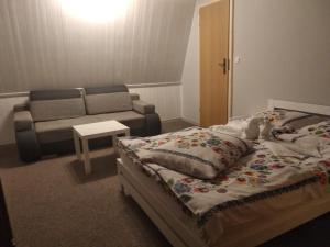 - une chambre avec un lit et un canapé dans l'établissement U Janka, à Wisła