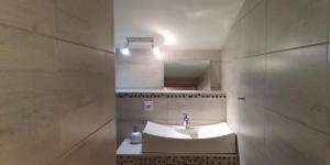 un bagno con lavandino e specchio di U Janka a Wisła