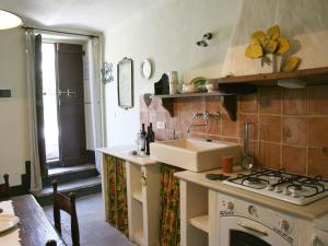cocina con fregadero y fogones en Mansion in Ombra with shared Pool, en Camino
