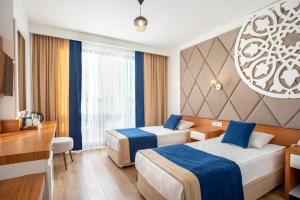Postel nebo postele na pokoji v ubytování The Sansa Hotel & Spa