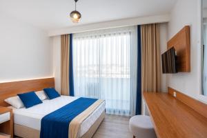 Postel nebo postele na pokoji v ubytování The Sansa Hotel & Spa