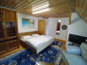 コスヴィッヒにあるFerienwohnung AHA Langerの小さなベッドルーム(ベッド1台、ソファ付)