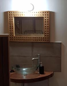 umywalkę w łazience z lustrem nad nią w obiekcie Cocktail Caraïbes, Résidence de Tourisme Meublée w mieście Saint-Louis