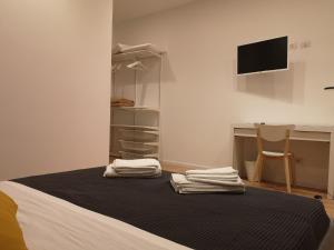 1 dormitorio con 1 cama con toallas en ARMISI B&B en Catania