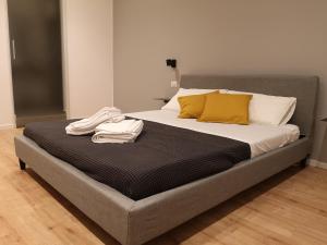 łóżko z dwoma ręcznikami na górze w obiekcie ARMISI B&B w Katanii
