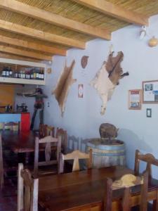 een eetkamer met een tafel en een kaart aan de muur bij Hotel de Campo Oeste Paraíso in La Ciénaga