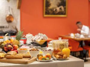 Opcije za doručak na raspolaganju gostima u objektu Mercure Rambouillet Relays Du Château
