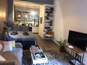 sala de estar con cama y sofá en New York Loft - Fully equipped and available long-term - Perfect location IN city center, en Namur