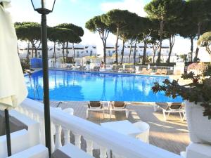 マルベーリャにあるCasa Soleada - Fabulous Private Holiday Villa, Sunny Corner by Pools, 3 Terracesのホテルのバルコニーからスイミングプールの景色を望めます。