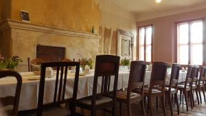 a dining room with a table and some chairs at Lindstedter Gutsstuben in Gardelegen