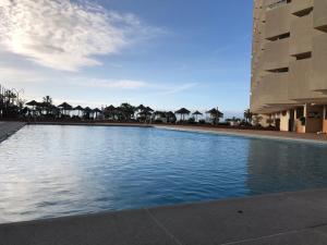Bazén v ubytovaní Estudio Luxury Primera Linea de Playa Almuñecar Parking Gratuito alebo v jeho blízkosti
