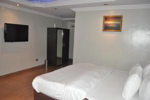 Sjónvarps- og/eða afþreyingartæki á Triple Tee Hotel
