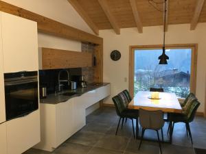 eine Küche und ein Esszimmer mit einem Tisch und Stühlen in der Unterkunft Chalet Glemmtal - Haus Bergblick in Viehhofen