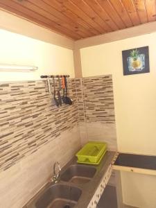 Dapur atau dapur kecil di F2 familial - Vue imprenable sur la baie du Marin