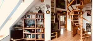 a living room with a book shelf with books at Ferienwohnung Wremer Straße in Wremen