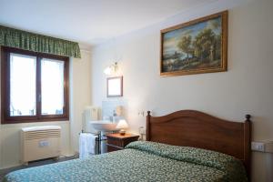 ein Schlafzimmer mit einem Bett und einem Waschbecken in der Unterkunft Corte Canal Venice in Venedig