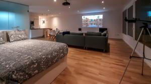Televízia a/alebo spoločenská miestnosť v ubytovaní Flatguest Ansite + Deluxe + Panoramic Views + Fast WiFi