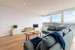 sala de estar con sofá y mesa en Flatguest Ansite + Deluxe + Panoramic Views + Fast WiFi, en Las Palmas de Gran Canaria