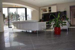 a white tub in a room with a potted plant at Gite de Garance in Montségur-sur-Lauzon