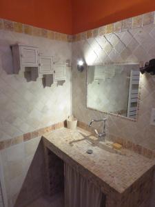 un baño con lavabo y espejo en La Jubilotte, en Beaumes-de-Venise