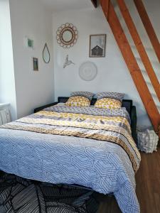 เตียงในห้องที่ Au Coeur des Rousses