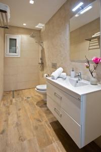 Kúpeľňa v ubytovaní Rosemary Rhodes Villa