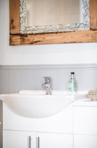 A bathroom at Dukes Inn 