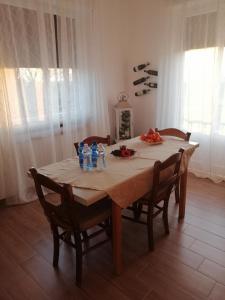 uma mesa com cadeiras e garrafas de água em B&B Belli Dentro em Verona