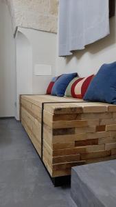 uma cama feita de madeira num quarto em Jacuzzi SUITE con Caminetto La stratodda Appartamento privato vicino al MARE e OSTUNI em San Vito dei Normanni
