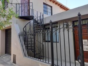 una escalera de hierro forjado en el lateral de un edificio en ENCANTOS DE MENDOZA Apartments en Mendoza
