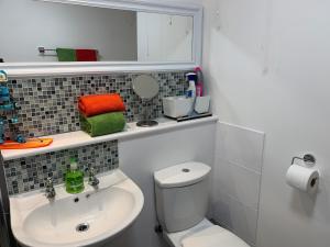 een badkamer met een toilet en een wastafel bij Ocean in Sidmouth